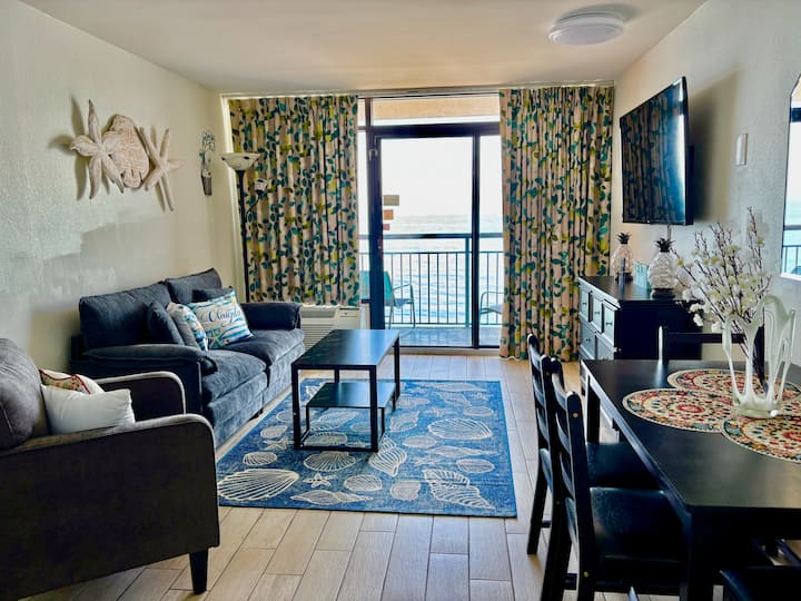 Sunny Shores: Beachfront Condo For Six Guests - Myrtle Beach