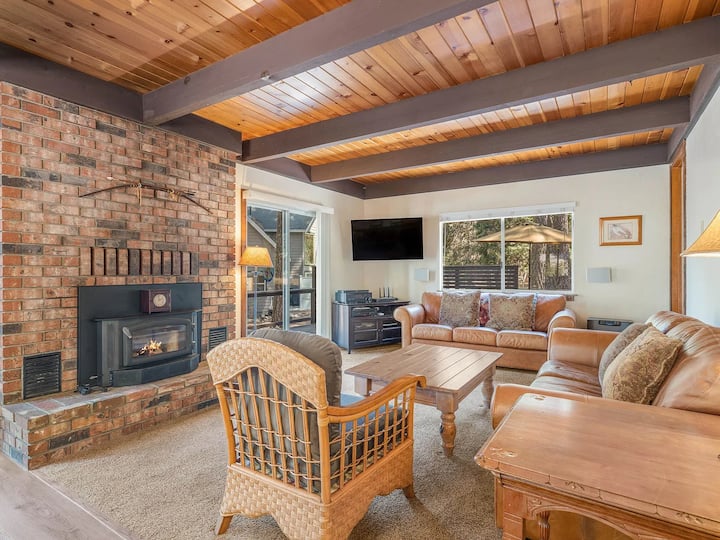 Pet-free Forest Retreat • Walk To Town • Sleeps 9 - Graeagle, CA