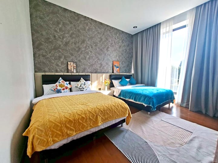 Chambre d'hôtes design à Chiang Mai avec éclairage circadien et baies vitrées pour une connexion harmonieuse avec la nature. Un sanctuaire reposant pour les voyageurs en quête de récupération profonde et de bien-être à haute intensité qui recherchent des vacances régénératrices.