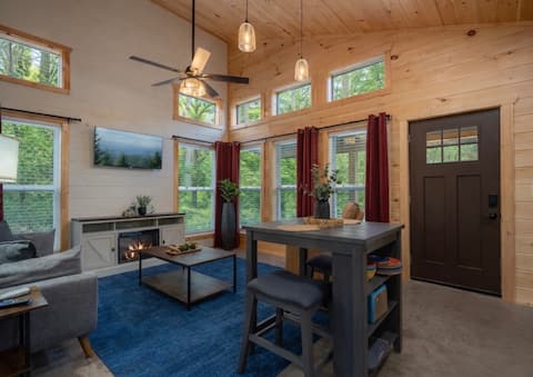 Top Airbnb: Hot Tub/ Fire Pit/ King Bed / Pet Friendly / Creek in Pittman Center