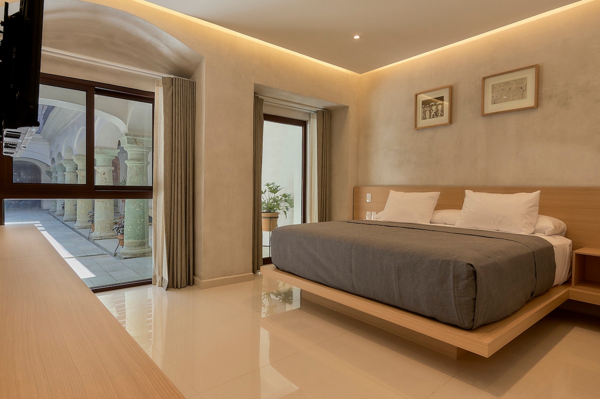 Насладете се на просторна стая с 1 екстра голямо двойно легло, включващо 270MXN кредит за храна/напитки по време на престоя си!
Този апартамент разполага с минибар, сейф и плоскоекранен телевизор със сателитни канали.