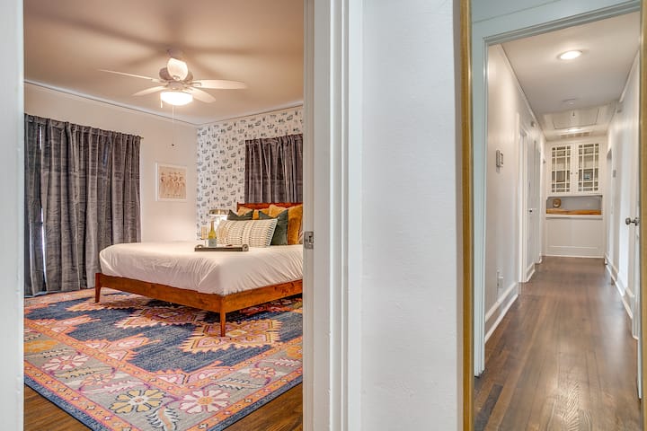 Dormitorio principal con cama tamaño king, ropa de cama lujosa y un refugio tranquilo para un sueño reparador.