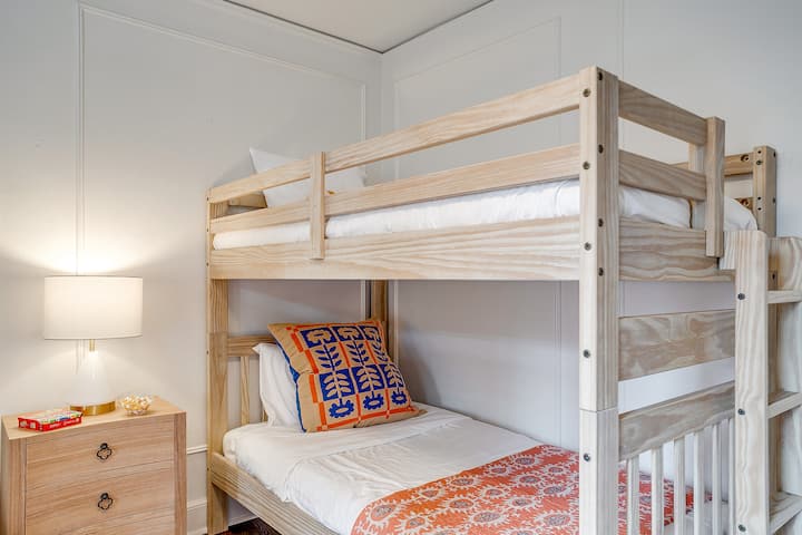 Divertida y práctica habitación con dos literas individuales, ideal para niños y adultos.