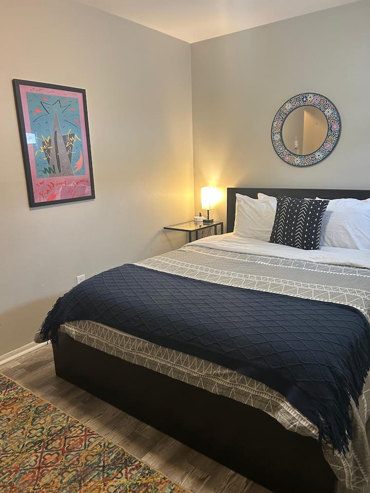 chumba cha kulala: futi 10 X 10 = futi za mraba 100 ikiwemo kabati.