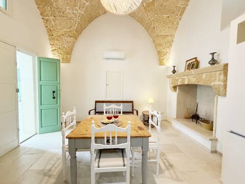 Proprietà Airbnb di successo: Under the Starry Vaults: Charm in the Courtyard a Matino