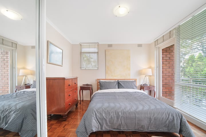 Spacious 1-bedroom with queen bed and ample storage, perfect for a comfortable North Sydney Airbnb stay. Features built-in wardrobes and smart storage solutions, ideal for longer stays, business travellers or couples seeking convenience and space.