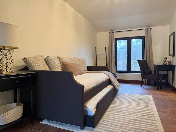 Kényelmes vendégszoba teljes méretű, kihúzható ággyal, amely tökéletes további alvóhelyként. A külön íróasztal, a nagy ablakokból beáramló természetes fény és a nyugodt, hívogató dizájn ideális a pihenéshez és a hatékony munkához is.