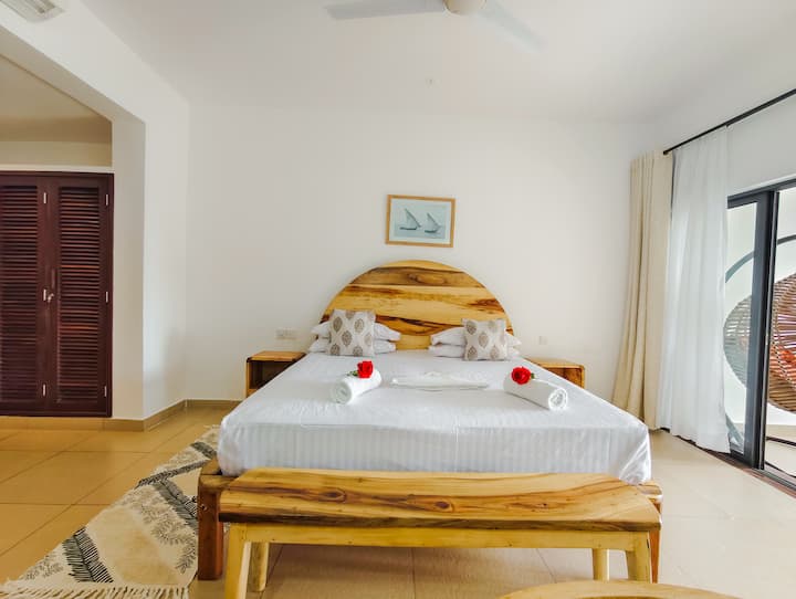 Приватна, удобна спална соба која нуди спокојство што им е потребно на деловните патници за квалитетен одмор помеѓу зафатените распореди.