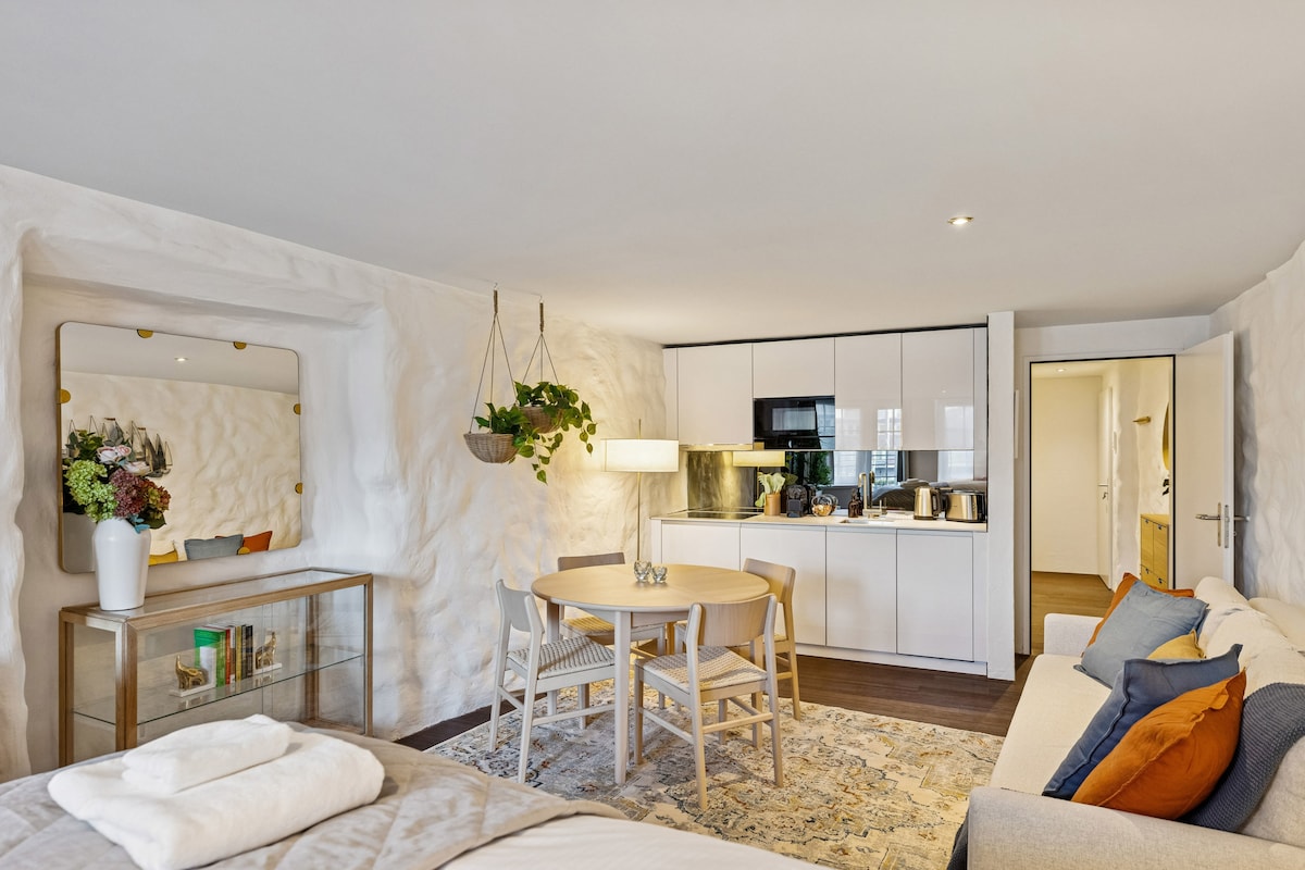 Top Airbnb: TheJewelleryBoxOldTownGemWithWaterViewBalcony in Rathaus