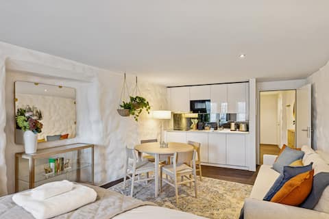Top Airbnb: TheJewelleryBoxOldTownGemWithWaterViewBalcony in Rathaus