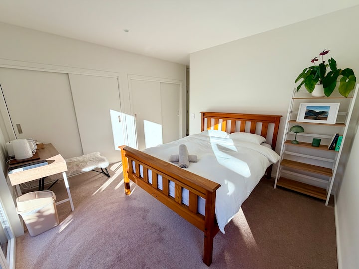 Private Sunny Room - Luggate