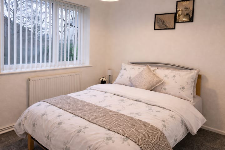 Cosy Modern Home For 4 |Cul-de-sac | Parking For 2 - Nottingham