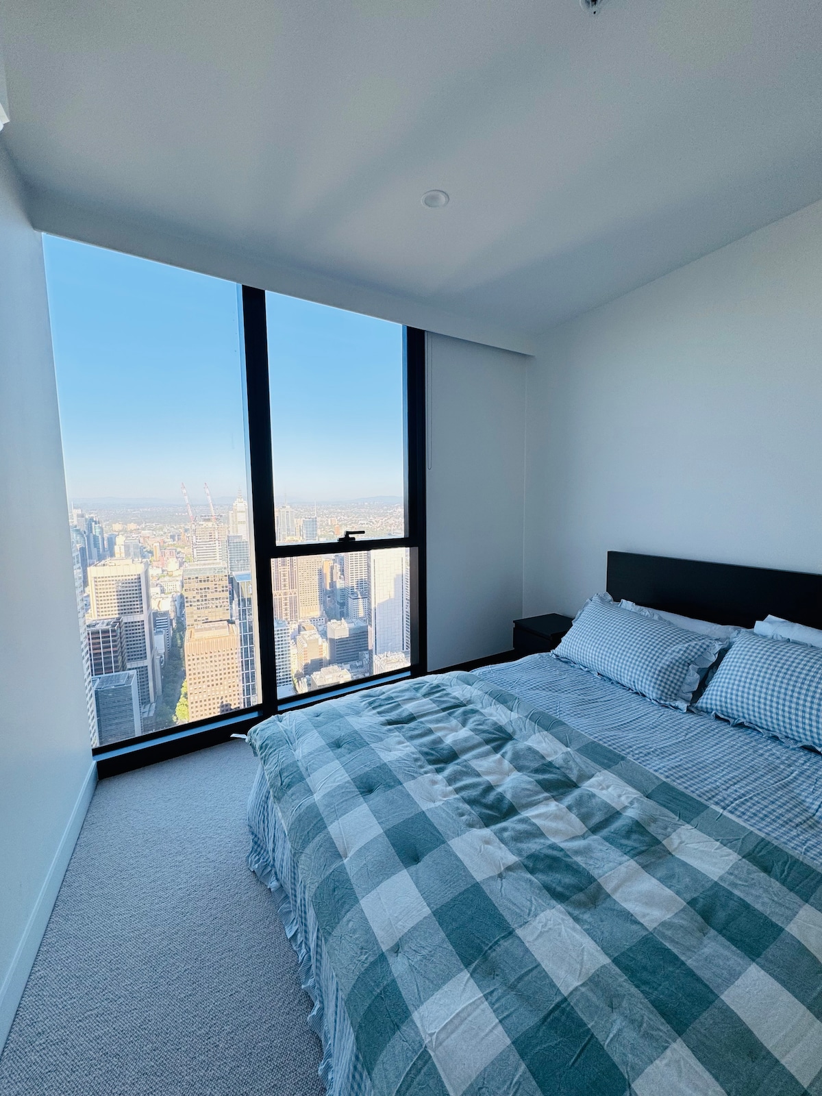 Disfrute de impresionantes vistas de la ciudad de Melbourne desde el piso 74, con hermosas puestas de sol y el río Yarra visible desde su dormitorio.