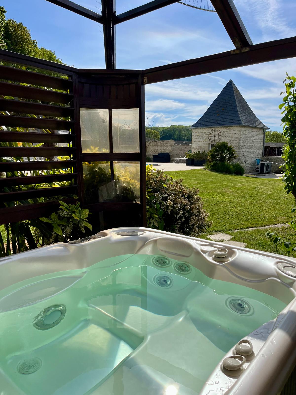 Bubbelbad met tuinzicht