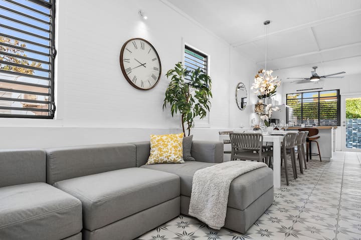 Beach House|renovated[4 Br] Walk 2beach+gated Prkg - San Juan