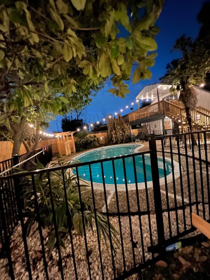Fruitblock Retreat | 8 Beds, 2 Full Bath Sleeps 12 - Pasadena, TX