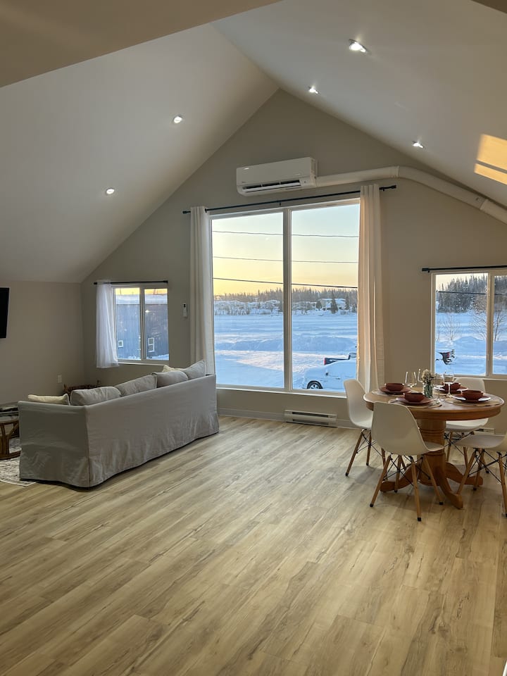 Cozy Lakeview Loft - Sioux Lookout