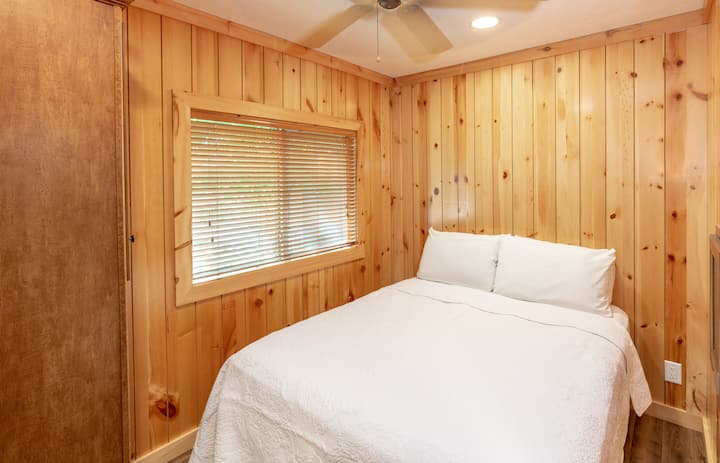 Pet Friendly Holiday Cottage - Santa Claus, IN