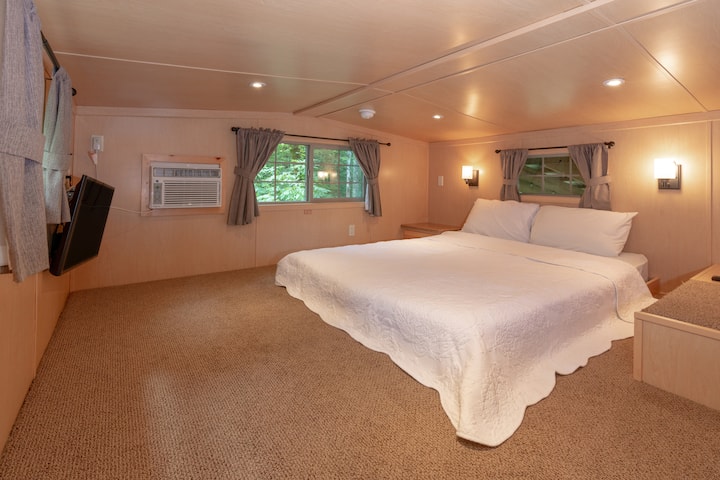 Accessible Christmas Cabin - Pet Friendly - Santa Claus, IN