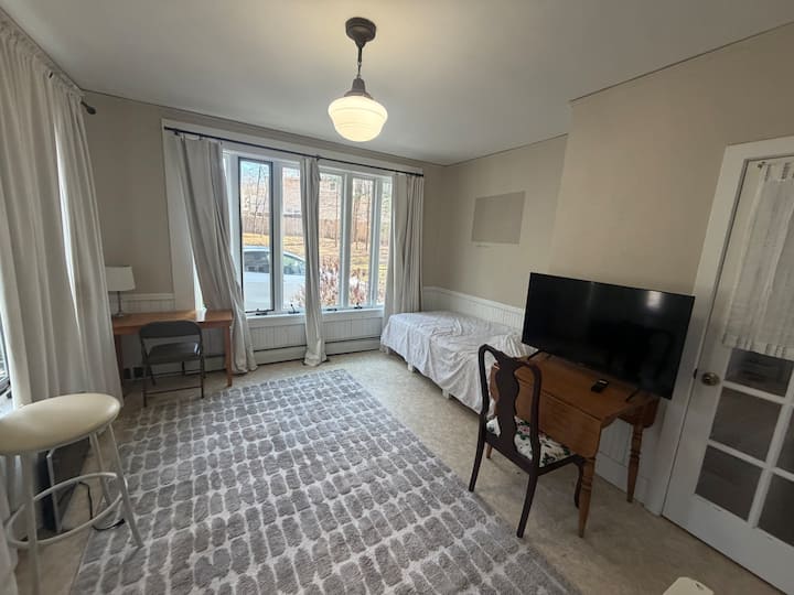 1st Fl Bright Spacious Room With Own Bathroom - Hudson, NH