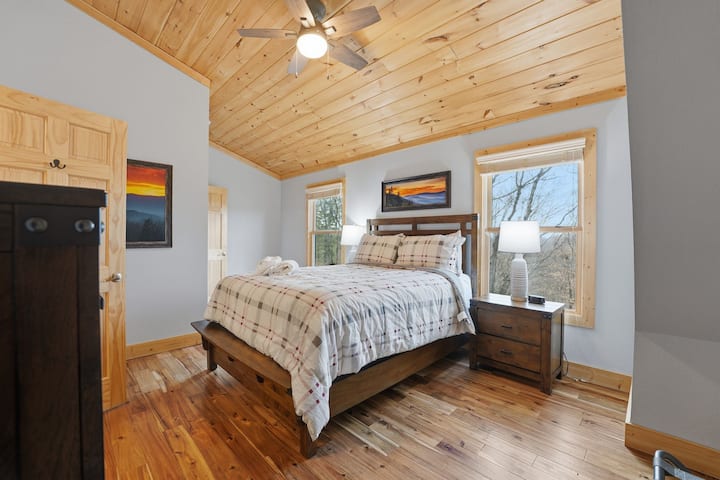 Comfortabele slaapkamer met queensize bed en een eigen badkamer - perfect voor een ontspannen en handig verblijf.