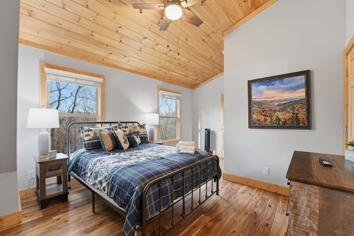 Comfortabele slaapkamer met queensize bed en een eigen badkamer - perfect voor een ontspannen en handig verblijf.