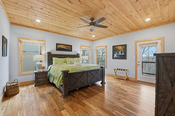 Ruime kingsize slaapkamer met eigen badkamer, inloopkast, eigen balkontoegang en tv - je perfecte toevluchtsoord na een dag verkennen van de Smokies.