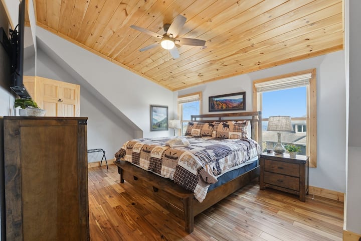 Slaapkamer met queensize bed en eigen badkamer, met comfort, privacy en een rustige plek om tot rust te komen.