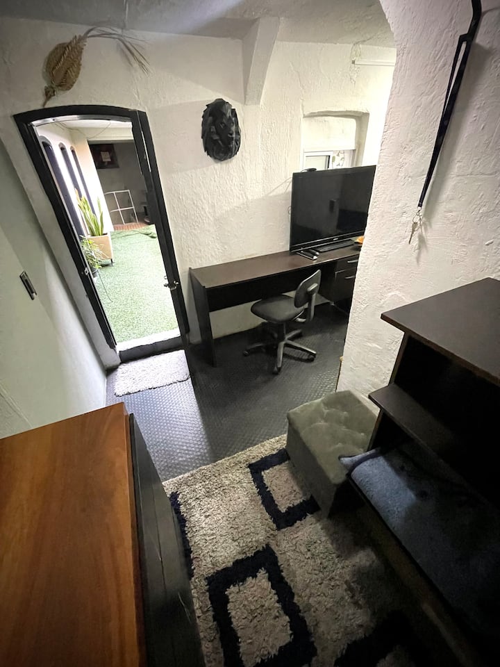 โต๊ะและเก้าอี้สำหรับทำงาน 