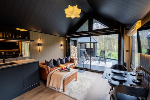 Top performing Airbnb: Black Cabin Retreat with Hot Tub and Sauna in Lancaster