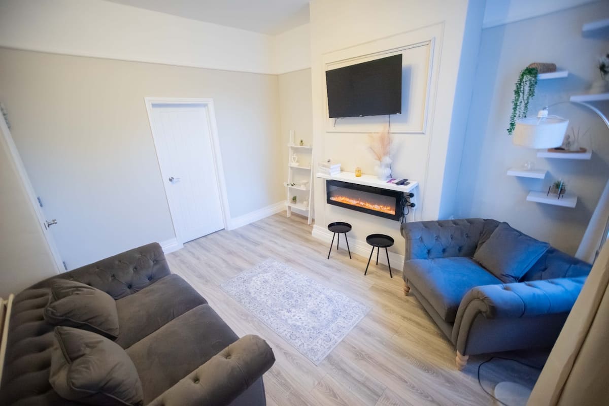 4-Bed Contractor House living room