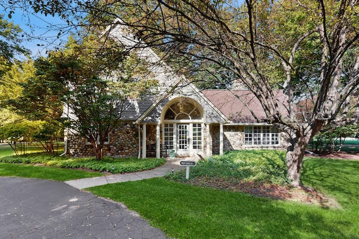 Golf Haven: Stunning Course Views & Patio - Benton Harbor, MI