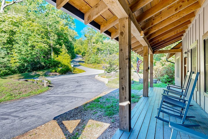 Custom Creekside Escape, Deck, Wooded Views - Brevard, NC