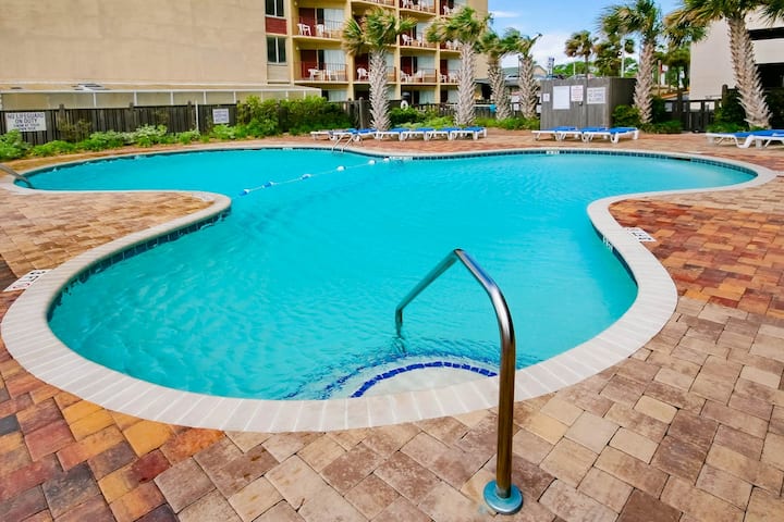 Studio With Balcony, Pool & Hot Tub - Myrtle Beach