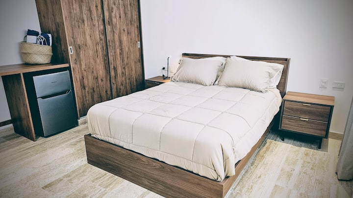 Ke gjithçka që të duhet, nga ajri i kondicionuar, ventilatori, drita në komodinë, banja e veçantë dhe, pse jo, një mini bar për një pije freskuese.