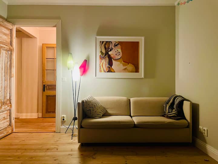 Sofa s krevetom širine 140 cm. Ormari i izlaz na terasu. 