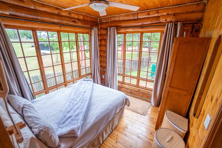 Little Lions - Couples Cabin - Dullstroom