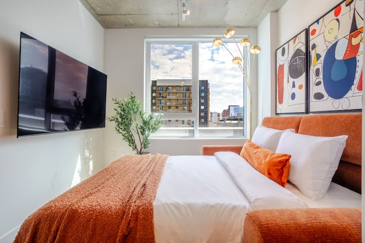 Skyline Stay With Pool & Ev Parking - Laval, Canadá