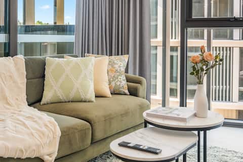 Popular Airbnb listing: @Stylish 1BR CBD Stay | Pool, Gym, Wifi & Parking in City
