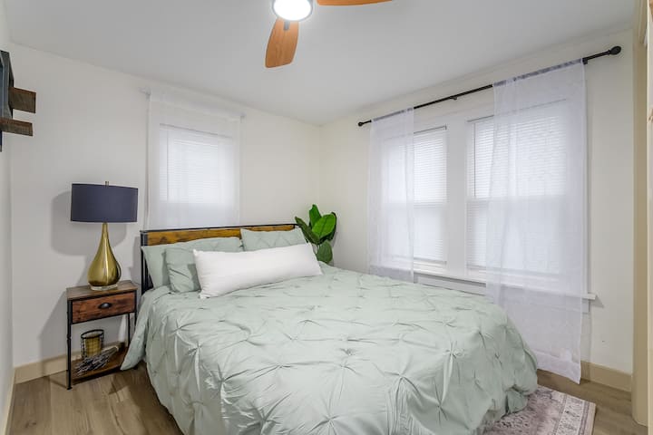 Cute 2br Home With A Fire Pit & Tiny Home - ウィチタ, KS