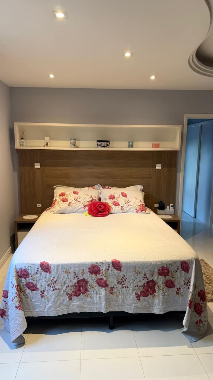 ห้องสวีทที่อบอุ่นและทันสมัยพร้อม
เตียงควีนไซส์พร้อมหัวเตียงที่วางแผนมาอย่างดีและไฟสปอตต์ไลต์แบบฝังเพดาน 
ห้องสวีทนี้เหมาะสำหรับคู่รักหรือนักเดินทางที่กำลังมองหาที่พักผ่อนที่มีสไตล์และสะดวกสบาย