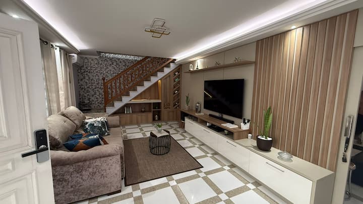 ห้องนั่งเล่นพร้อมเตียงโซฟา เครื่องปรับอากาศ และทีวีขนาด 43 นิ้ว 