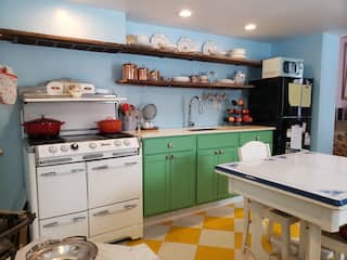 Bright Vintage Allentown 1 Bed Apartment, photo 5 of 9