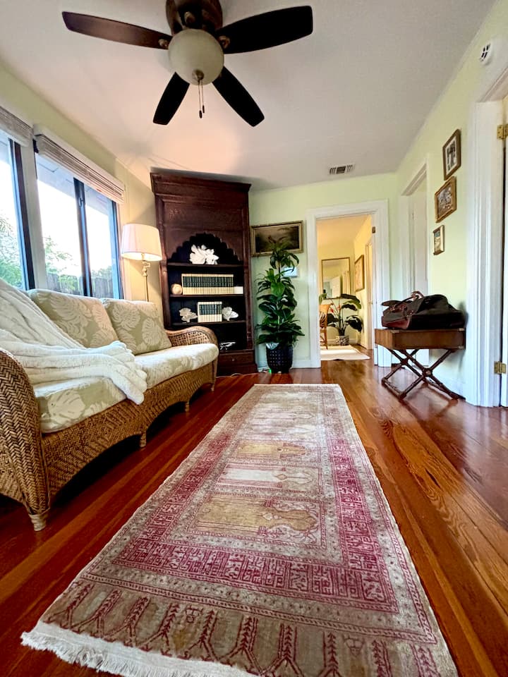 Classic Writer's Cottage - West Palm Beach, FL