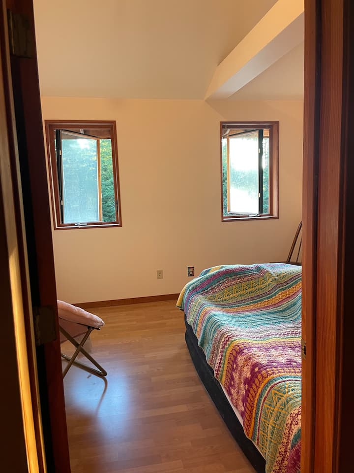 Forest Retreat: Bedrm3 - Queen Bed, Hall Bath - Trinidad