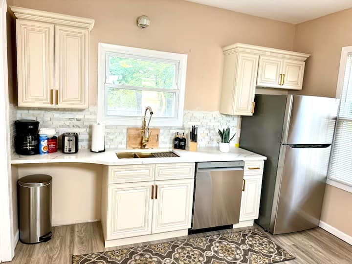 Comfortable Home Near Zoo, Hospitals, & Dtwn - Parma, OH