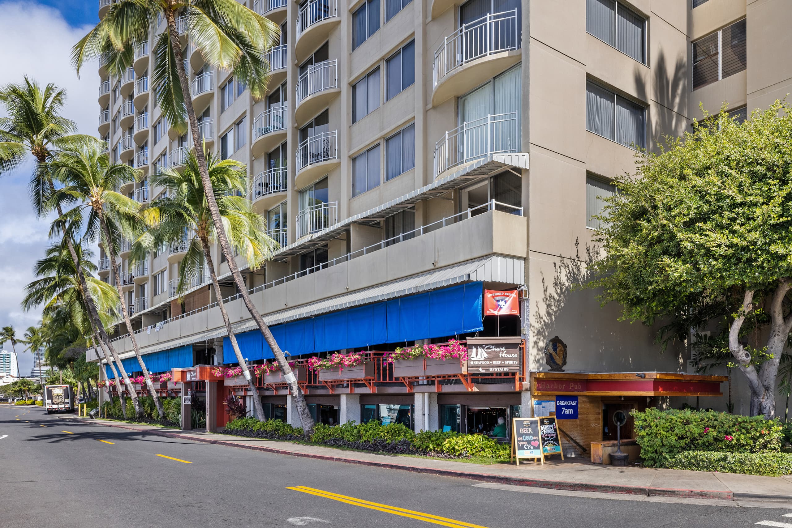 Cozy Studio in Honolulu by Beach & Surf - Image 41