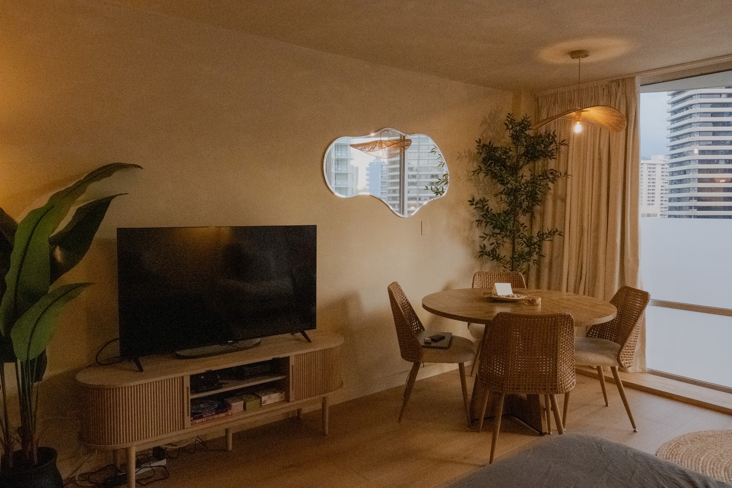 Cozy Studio in Honolulu by Beach & Surf - Image 4