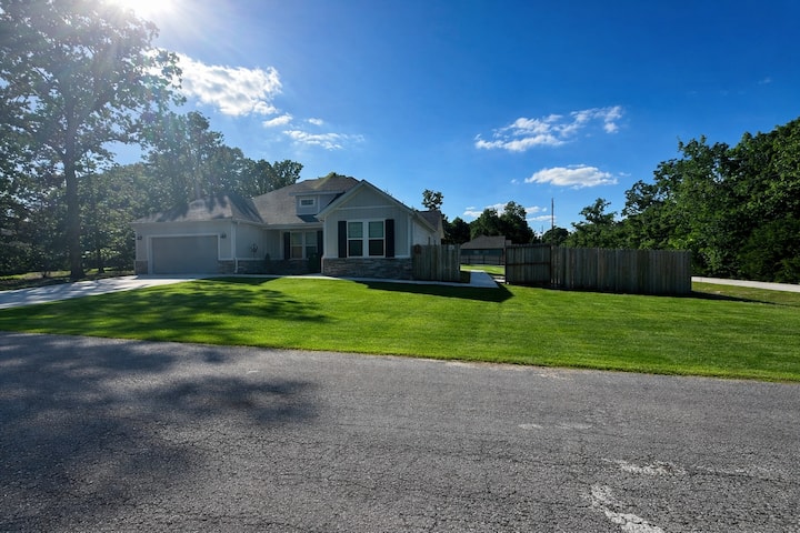 Bella Vista Base Camp exterior and yard