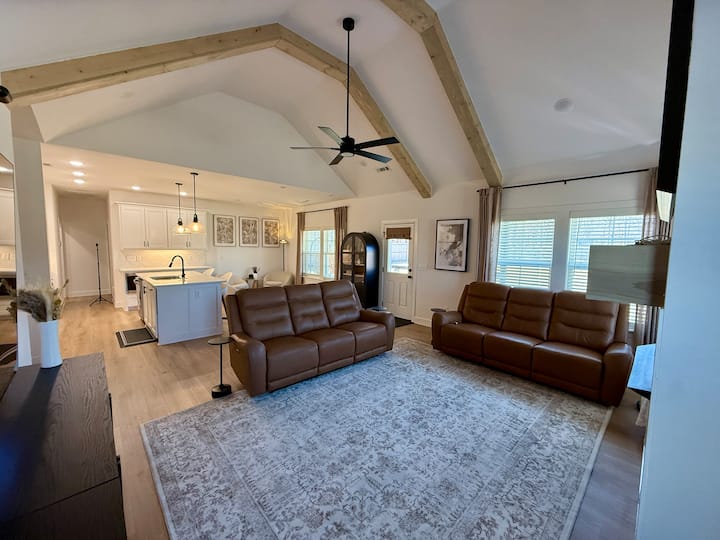 Open living room with vaulted ceilings